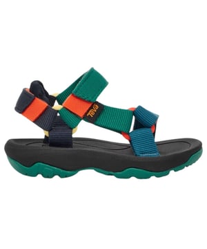 
Teva Hurricane XLT 2 Jongens Sandalen Blauw

 Laat je jonge avonturier comfortabel en stijlvol de wereld verkennen met de Teva Hurricane XLT 2 Jongens Sandalen, ontworpen om hem te ondersteunen tijdens elke zomerse escapade. Met een duurzaam en waterbestendig ontwerp zijn deze sandalen perfect voor actieve dagen buitenshuis. Het robuuste bovenwerk van textiel en de verstelbare klittenbandsluitingen zorgen voor een stevige pasvorm en stabiliteit, terwijl de dempende EVA-tussenzool zorgt voor langdurig comfort, of hij nu over het strand rent of over rotsachtige paden wandelt.

 Teva Hurricane XLT 2 Jongens Water Sandalen 

 De Spider Original rubberen buitenzool biedt uitstekende grip op verschillende ondergronden, terwijl het open-toe ontwerp zorgt voor ventilatie en sneldrogend comfort na wateravonturen. Deze sandalen zijn gebouwd om lang mee te gaan en zijn klaar voor alle avonturen die je jonge ontdekkingsreiziger te wachten staan. Of hij nu