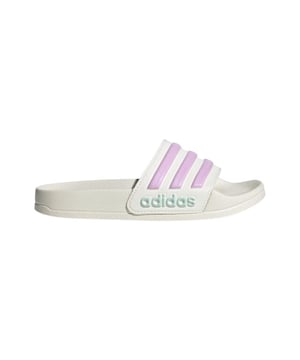
Adidas Adilette Shower Badslippers JR

 Als Sportexpert bij Herqua Sport weet ik dat de juiste schoenen het verschil kunnen maken, zelfs in je meest ontspannen momenten. De Adidas Adilette Shower Badslippers JR zijn dé perfecte keuze voor zowel jongens als meisjes die stijl en comfort willen combineren na een lange dag sporten of tijdens een dagje zwembad. Gemaakt van hoogwaardig kunststof, zijn deze slippers niet alleen lichtgewicht, maar ook snel drogend, waardoor ze ideaal zijn voor na het zwemmen of douchen.

 Waarom kiezen voor badslippers?

 Een veelgestelde vraag over badslippers is: “Waarom zou ik badslippers moeten dragen?” Badslippers bieden niet alleen extra grip en bescherming op natte oppervlakken, maar ze dragen ook bij aan de hygiëne. Met de Adidas Adilette Shower Badslippers JR geniet je van een comfortabele pasvorm en een trendy uitstraling, waardoor je ze met trots kunt dragen tijdens elke zomeractiviteit.

 De