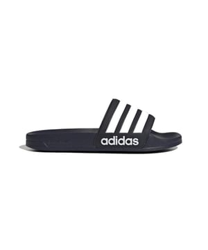 
Adilette Shower badslippers 

 De Adilette shower badslippers zijn ideaal voor bij het zwembad, douche of strand. Deze badslippers zijn gemaakt voor een heerlijke zomerdag bij het water. Door de slipperconstructie sluiten de badslippers nauw rond je voet en stap je er zo weer uit. 

 Adillete Shower badslippers kopen?

 Deze donker blauwe badslipper van Adidas heeft een voorgevormde voetbed wat zorgt dat je gelijk lekker loopt op deze badslippers en ze dus niet eerst hoeft in te lopen. Door de Cloudfoam-middenzool voelt deze badslipper comfortabel aan de voet. De band van deze badslipper is gemaakt van textiel. 



Maatadvies: Adidas Slippers vallen klein uit, bestel minimaal 1 maat groter dan je schoenmaat

 Handig om te weten:

 - Pasvorm: Valt klein uit 
- Materiaal: Textiel, Synthetische zool, Cloudfoam