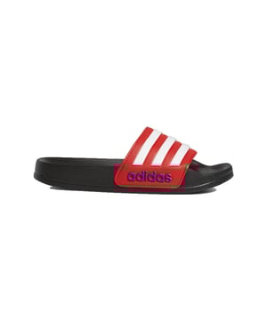 
Adidas Adilette Shower Kinder Badslippers

 De Adidas Adilette Shower Kinder Badslippers zijn de perfecte aanvulling op de zomergarderobe van jouw kind! Of ze nu worden gedragen tijdens het zwemmen, douchen of gewoon in huis, deze slippers bieden de perfecte combinatie van comfort en stijl. Het bovenwerk van de slippers is gemaakt van sneldrogend synthetisch materiaal, wat betekent dat ze snel kunnen drogen na het zwemmen of douchen. De zachte voering van textiel zorgt voor extra comfort en een aangenaam gevoel op de huid van je kind. De zool van de Adilette Shower slippers is gemaakt van duurzaam en flexibel rubber, wat zorgt voor een uitstekende grip op natte en gladde oppervlakken. De slippers zijn voorzien van het klassieke Adidas-logo op de bovenkant, waardoor je kind er ook nog eens cool uitziet.

 Pluspunten:

 + Normale pasvorm
+ Enkelvoudige sythetische wreefband
+ EVA-loopzool
+ Zachte demping