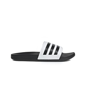 
Adidas Adilette Comfort Badslippers Zwart/Wit

 Stap in de ultieme ontspanning met de Adidas Adilette Comfort badslippers, de perfecte keuze voor zowel binnen als buiten het zwembad. Deze slippers zijn ontworpen voor maximaal comfort en gebruiksgemak, zodat je kunt genieten van een moeiteloze, casual look zonder concessies te doen aan de stijl.

 Adidas Adilette Comfortabele Witte Badslippers

 Het bovenwerk van deze badslippers is gemaakt van zacht synthetisch materiaal, waardoor ze heerlijk aanvoelen op de voeten. De voorgevormde Cloudfoam Plus binnenzool biedt uitstekende demping en ondersteuning, terwijl de lichtgewicht buitenzool zorgt voor een comfortabele en responsieve loopervaring. Het iconische Adidas-logo op het bandje zorgt voor een tijdloze uitstraling die past bij elke stijl.

 Plus en Minpunten:

 + Normale pasvorm
+ Voering van textiel
+ Voorgevormd voetbed
+ Loopzool van EVA
+