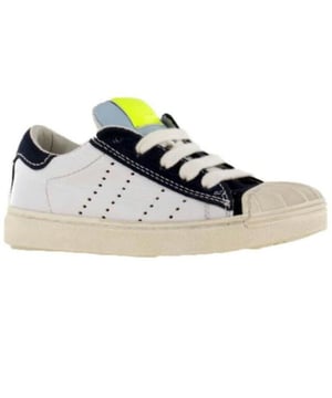 Dit item van Clic! vind je nu in de uitverkoop in onze Clic! outlet!
Schoen met blauw en neon accent. Rits en vetersluiting. Met stootneus.