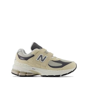 
New Balance 2002 Sneakers JR Beige

 Maak kennis met de ultieme combinatie van functionaliteit, mode en comfort met de NEW BALANCE 2002 Sneakers JR. Speciaal ontworpen voor de jonge avonturiers van vandaag, bieden deze sneakers een ongeëvenaarde ervaring bij elke stap die je zet. Met een bovenwerk van hoogwaardig leer en textiel, bieden de NEW BALANCE 2002 Sneakers JR duurzaamheid die bestand is tegen de eisen van actieve kinderen. Het ademende ontwerp houdt voeten koel en fris, zelfs tijdens de meest energieke avonturen.

 New Balance kinder schoenen

 De REVlite-tussenzool van New Balance biedt superieure demping en responsiviteit, waardoor elke beweging soepel en veerkrachtig aanvoelt. Of het nu gaat om rennen op het schoolplein, spelen in het park of gewoon relaxen met vrienden, deze sneakers zijn ontworpen om aan alle behoeften van actieve kinderen te voldoen. Met een slank en eigentijds ontwerp passen de NEW BALANCE 2002 Sneakers JR