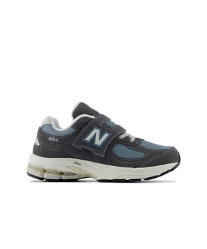 
New Balance 2002 Sneakers JR Blauw

 Maak kennis met de ultieme combinatie van functionaliteit, mode en comfort met de NEW BALANCE 2002 Sneakers JR. Speciaal ontworpen voor de jonge avonturiers van vandaag, bieden deze sneakers een ongeëvenaarde ervaring bij elke stap die je zet. Met een bovenwerk van hoogwaardig leer en textiel, bieden de NEW BALANCE 2002 Sneakers JR duurzaamheid die bestand is tegen de eisen van actieve kinderen. Het ademende ontwerp houdt voeten koel en fris, zelfs tijdens de meest energieke avonturen.

 New Balance kinder schoenen

 De REVlite-tussenzool van New Balance biedt superieure demping en responsiviteit, waardoor elke beweging soepel en veerkrachtig aanvoelt. Of het nu gaat om rennen op het schoolplein, spelen in het park of gewoon relaxen met vrienden, deze sneakers zijn ontworpen om aan alle behoeften van actieve kinderen te voldoen. Met een slank en eigentijds ontwerp passen de NEW BALANCE 2002 Sneakers JR