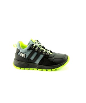 Nu beschikbaar in onze Trackstyle outlet; deze topper van Trackstyle! Dit merk en nog vele andere topmerken altijd in de sale in onze Jongensschoenen sale outlet.
De 321869  wijdte 3.5 127 van Track Style is een echte blikvanger. De 321869  wijdte 3.5 127 is uitgevoerd in de kleur dark blue. Bekijk ook onze overige collectie van Track Style onze webshop!