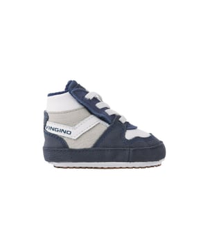 De meeste dromen zijn bedrog; maar met dit topitem uit de meest recente collectie van Vingino worden ze werkelijkheid! 
Vingino Rens Mid Crib VB47-1025-03 Blauw. Voor 23.59uur besteld, morgen geleverd.