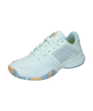 
De K-Swiss Court Express Omni, is een tennisschoen voor kinderen. De schoenen zijn ontworpen voor jonge spelers die op zoek zijn naar een high performance schoen die matcht met hun hoge speelniveau. De schoen is licht van gewicht en biedt extra veel draagcomfort. De K-Swiss Court Express Omni Tennisschoen voor kinderen is een ideale schoen voor spelers die hun techniek en voetenwerk willen verbeteren. De comfortabele constructie van de bovenkant zorgt voor extra stabiliteit en biedt daarmee een veilige pasvorm. De stevige buitenzool heeft een hoge slijtvastheid en biedt extra stabiliteit. De zool is daarbij erg duurzaam en biedt comfortabele ondersteuning. De buitenzool maakt de schoen geschikt voor gravel-, kunstgras-, smashcourt- en hardcourtbanen. <br><ul><li>Brede pasvorm </li><li>Ondergrond: Gravel, Hardcourt, Kunstgras en Smashcourt</li></ul>