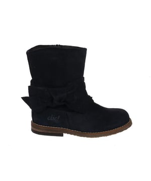 Dit item uit onze Meisjesschoenen sale outlet scoor je nu extra voordelig op V&D waar het altijd Clic! sale is. 
Op zoek naar een schoen in de categorie Enkellaarzen? De Azul Marino van Clic! is een aanwinst voor elke schoenenkast. De schoenen van Clic! zijn gemaakt van Suède en hebben een voering van Leer. De Azul Marino is uitgevoerd in de kleur blauw.