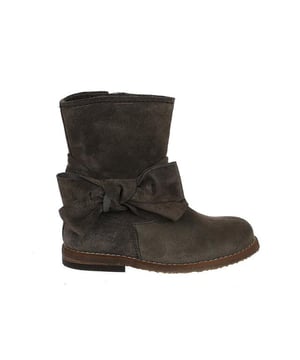 
Op zoek naar een schoen in de categorie Enkellaarzen? De carbon van Clic! is een aanwinst voor elke schoenenkast. De schoenen van Clic! zijn gemaakt van Suède en hebben een voering van Leer. De carbon is uitgevoerd in de kleur taupe.