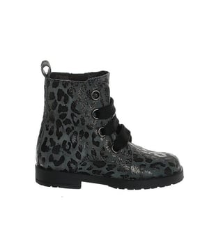 Nu extra voordelig in onze Meisjesschoenen sale outlet, dit hippe item uit onze Clic! sale! Laatste maten dus ben er snel bij want op=op!
Op zoek naar een schoen in de categorie Enkellaarzen? De Leopard Grafito van Clic! is een aanwinst voor elke schoenenkast. De schoenen van Clic! zijn gemaakt van Suède en hebben een voering van Leer. De Leopard Grafito is uitgevoerd in de kleur grijs.