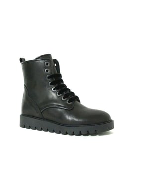 Dit item uit onze Meisjesschoenen sale outlet scoor je nu extra voordelig op V&D waar het altijd Gattino sale is. 
Op zoek naar een schoen in de categorie Enkellaarzen? De 194-10CO-CC-00 van Gattino is een aanwinst voor elke schoenenkast. De schoenen van Gattino zijn gemaakt van Leer en hebben een voering van Leer. De 194-10CO-CC-00 is uitgevoerd in de kleur zwart.