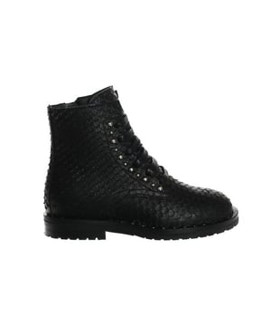Dit prachtige artikel van HIP koop je nu voor een zeer lage uitverkoopprijs in onze HIP outlet.
Op zoek naar een schoen in de categorie Enkellaarzen? De 194-10CO-CC-0000 van HIP Shoe Style is een aanwinst voor elke schoenenkast. De schoenen van HIP Shoe Style zijn gemaakt van Leer en hebben een voering van Leer. De 194-10CO-CC-0000 is uitgevoerd in de kleur zwart.