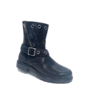 Scoor dit prachtige Twins item nu in de uitverkoop in de Twins outlet op V&D.
Laarsje van Twins. tijdloos en perfecte pasvorm