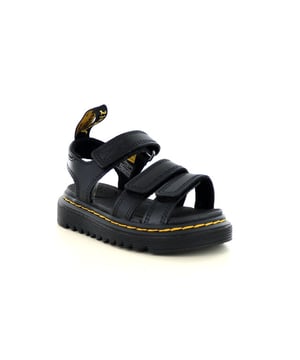 
<p>De Klaire Toddler van Dr. Martens is een mooie sandaal gemaakt van leer, voor meisjes. Deze sandaal is uitgevoerd in de kleur black lamper. De sluiting is door middel van een klittenband. </p><p><strong>Merk: Dr. Martens</strong></p><p><strong>Artikel: Klaire Toddler</strong></p><p><strong>Kleur: black lamper</strong></p><p><strong>Type: Sandaal</strong></p><p><strong>Uitneembaar voetbed: Nee</strong></p><p><strong>Sluiting: Klittenband</strong></p><p><strong>Materiaal: Leer</strong></p>