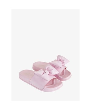 
De Adee Bowty Slippers in de kleur Pink Blossom hebben een poofy strik. Maak je Adee outfit helemaal af met deze bijpassende slippers. Adee slippers vallen klein, we adviseren een maat groter. 