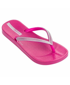 Nu extra voordelig in onze Meisjesschoenen sale outlet, dit hippe item uit onze Ipanema sale! Laatste maten dus ben er snel bij want op=op!
panema Anatomic Mesh, trendy teenslippers voor meisjes in de kleur roze. Deze slippers komen uit de Ipanema zomer collectie en zijn gemaakt van 100% recyclebaar Flexpand. Flexpand is een soepel materiaal dat steeds opnieuw gerecycled wordt. De bandjes hebben een glimmende opdruk van een ketting en op de zool een opdruk met het Ipanema logo. De slippers zijn goed bestand tegen water, hierdoor zijn ze perfect voor bij het zwembad. De slippers zijn perfect te combineren met je chique of casual outfit! Let op: de artikelen vallen een maat kleiner uit.