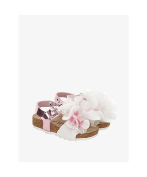 
De Monnalisa Sandalen in de kleur Rosa Fairytale kunnen gecombineerd worden met de Bambi collectie. De sandalen hebben een metallic roze kleur en grote bloem.