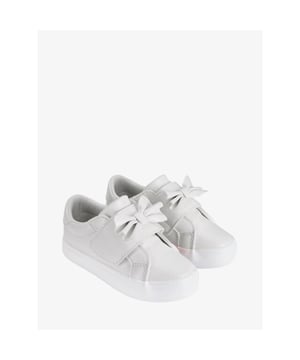 
De Adee Bowie Sneakers in de kleur Bright White heeft een klittenband sluiting met een strik. Maak je Adee outfit helemaal af met deze bijpassende sneakers.