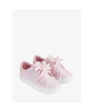 
De Adee Bowie Sneakers in de kleur Pink Blossom heeft een klittenband sluiting met een strik. Maak je Adee outfit helemaal af met deze bijpassende sneakers.