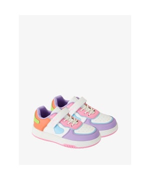 
De Adee Dnk Sneakers in de kleur Bright White heeft een grove zool en klittenband en vetersluiting. De sneakers hebben dezelfde kleuren als de collectie.