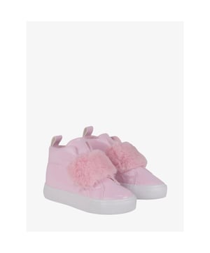 
De Little A by Adee Furever sneakers in Baby Pink hebben een faux fur klittenband sluiting en een lak afwerking. Combineer de sneakers met de bijpassende kleding.