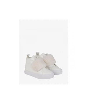 
De Little A by Adee Furever sneakers in Snow White hebben een faux fur klittenband sluiting en een lak afwerking. Combineer de sneakers met de bijpassende kleding.