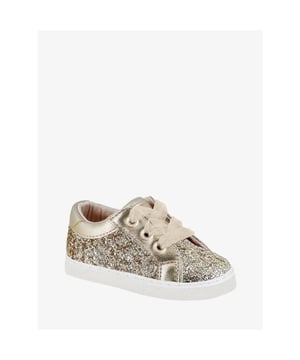 
De Mayoral Sneakers in de kleur Glitter Gold heeft veters van doorzichtig lint. De sneaker is een perfecte basic sneaker met een leuke touch door de glitters die overal mee gecombineerd kunnen worden.