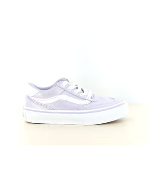 
Maak kennis met de Vans Brooklyn LS sneaker voor meisjes, een perfecte mix van stijl en comfort. Deze sneaker is vervaardigd uit hoogwaardig canvasmateriaal, wat zorgt voor duurzaamheid en een modieuze uitstraling. De vetersluiting zorgt voor een verstelbare en veilige pasvorm, terwijl de gevoerde kraag en de dempende EVA-binnenzool bijdragen aan extra draagcomfort. De subtiele glitterdetails in de kleur 'Evening Haze' geven de sneaker een speelse en trendy look, ideaal voor jonge fashionista's die een statement willen maken.​Over Vans:Vans is een iconisch Amerikaans merk, opgericht in 1966 in Californië, dat wereldwijd bekend staat om zijn schoenen, kleding en accessoires met een kenmerkende skate- en streetwear-stijl. Wat begon als een klein bedrijf dat direct aan klanten verkocht, groeide al snel uit tot een invloedrijk merk in de subcultuur van skateboarden en jeugdcultuur. Vans staat vooral bekend om zijn opvallende schoenontwerpen, waarvan de populaire 'Authentic' en 'Old Skool' modellen enkele van de herkenbaarste zijn. De schoenen worden gekenmerkt door hun duurzame constructie, kenmerkende rubberen zolen met wafelprofiel voor grip en karakteristieke zijstrepen. Deze unieke stijl heeft Vans geholpen een icoon te worden in de wereld van skateboarding en straatmode.