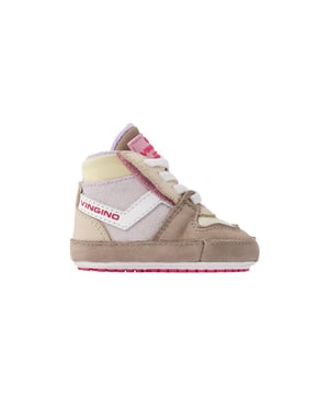 Met deze topper uit onze Meisjesschoenen sale kun je aankomen! Loop er volgens de laatste modetrends bij met dit item uit de meest recente collectie van Vingino.
Vingino Senne Crib VG47-1025-02 Beige / Paars. Voor 23.59uur besteld, morgen geleverd.