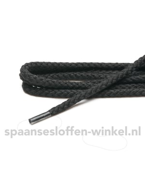 
Schoenveters zwart grof lengte 150 cm 7-9 gaatjes. 7-9 gaatjes betekent de gaatjes aan 1 kant van de schoen. Materiaal is katoen en ze zijn fijn geweven en rond. 100% katoen. Doordat deze veters van katoen zijn glijden ze niet. 2 veters voo