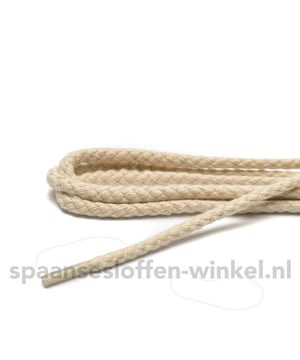
Schoenveters ecru grof lengte 55 cm 2-4 gaatjes. 2-4 gaatjes betekent de gaatjes aan 1 kant van de schoen. Of meet je oude veter even op.  Materiaal is katoen en ze zijn fijn geweven en rond. 100% katoen. Doordat deze veters van katoen zijn glijden ze niet. 2 veters voor 1 paar schoenen.