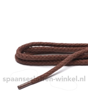 
Schoenveters middelbruin grof lengte 55 cm 2-4 gaatjes. 2-4 gaatjes betekent de gaatjes aan 1 kant van de schoen. Materiaal is katoen en ze zijn fijn geweven en rond. 100% katoen. Doordat deze veters van katoen zijn glijden ze niet. 2 veters