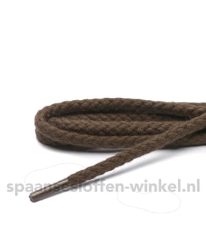 
Schoenveters donkerbruin grof lengte 55 cm 2-4 gaatjes. 2-4 gaatjes betekent de gaatjes aan 1 kant van de schoen. Of meet je oude veter even op. Materiaal is katoen en ze zijn fijn geweven en rond. 100% katoen. Doordat deze veters van katoen zijn glijden ze niet. 2 veters voor 1 paar schoenen.
