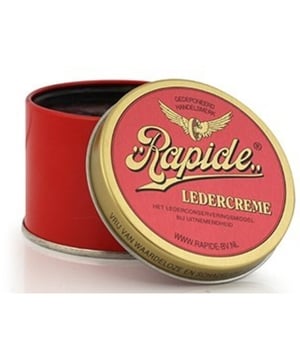 
<b>Rapide Ledervet</b> is een product om leder regelmatig te onderhouden. <b>Rapide Ledervet t</b>rekt goed in de poriën van het leder en houd het leder soepel. <br>
Conserveert het leder en is te gebruiken op schoenen, meubelen, tassen, jassen, zadels, hoofdstellen, etc. <br>
<br>
Gebruiksaanwijzing <b>Rapide Ledervet </b>: Met een doekje of sponsje goed inwrijven, enige tijd laten intrekken en zonodig uitwrijven. Bij regelmatig gebruik blijft het leder soepel en waterafstotend. Verlengt de levensduur van het leder.<br>
<br>
Kleur: Zwart
<p> </p>
<br>
 