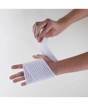 
Kies voor de multifunctionele magnetische bandage. Door het gebruik van de bandage zult u de voordelen van magnetotherapie voelen om pijn te verzachten: deze comfortabele en goed rekbare bandage bevat een zakje met 6 kleine magneten en sluit met klittenband. Het is bijzonder geschikt voor de hand, de pols, de enkel... Materiaal: 55% polyamide / 30% elastaan / 15% polyester. Afmetingen: 52 x 7.5 cm. Merk: CaliCosy Kleur: White