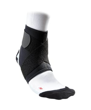 
In de wereld van sport en activiteiten is het van cruciaal belang om jezelf te beschermen tegen blessures en ongemakken. De McDavid Enkelband is een veelgevraagd product dat alle voordelen en kenmerken heeft van een standaard neopreen ondersteuning, maar met een extra Velcro sluiting voor extra ondersteuning en druk. De enkelband is gemaakt van hoogwaardig neopreen met nylon aan beide zijden, wat zorgt voor een comfortabele pasvorm en optimale ondersteuning van de enkel. De zwarte kleur van de enkelband zorgt ervoor dat hij discreet en stijlvol is, zodat je hem probleemloos kunt dragen tijdens elke sportactiviteit. Het belangrijkste kenmerk van de McDavid Enkelband is de Velcro sluiting, waardoor je zelf de mate van ondersteuning en druk kunt aanpassen naar behoefte. Of je nu last hebt van zwakke enkels, blessures wilt voorkomen of gewoon extra ondersteuning nodig hebt tijdens het sporten, deze enkelband is een essentieel accessoire voor elke sporter. Kortom, de McDavid Enkelband is
