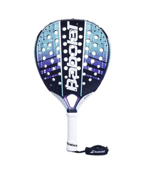 
Het Babolat Dyna Spirit Padelracket, is een padelracket voor volwassenen. De Dyna Spirit biedt je zowel comfort, enorme wendbaarheid en bewegingsvrijheid. De observaties van het spel hebben erop gewezen dat lichtheid een belangrijk voordeel is bij het streven naar rackets die volledig aangepast zijn aan de wensen. Dankzij een speciale constructie, een dikte van 36 mm en de exclusieve MICROPERF-technologie is dit een van de lichtste rackets die Babolat ooit heeft ontwikkeld. De extreme lichtheid ervan maakt het gemakkelijker om in alle situaties slagen uit te voeren, waardoor elk aspect van het spel wordt verbeterd. Speelcomfort is een belangrijk voordeel bij het kiezen van een racket. Om ervoor te zorgen dat je zo vaak kunt spelen als je wilt, heeft Babolat dit racket ontwikkeld met een extreem licht gewicht en zachtere materialen, waardoor de armen minder snel vermoeid raken, voor een groter uithoudingsvermogen en meer comfort.<br> <br> <div> De power van een racket hangt af van de speler die hem gebruikt. Dat is een feit en daarom zijn er voor dit racket soepele materialen gebruikt zodat je kan profiteren van de elasticiteit van zijn oppervlak. Het geeft je een moeiteloze power die je zal helpen het beste van je spel uit te drukken. Het Babolat Dyna Spirit Padelracket voor volwassenen heeft een Smart Buttcap systeemÂ  waardoor de riem afneembaar is: hij kan makkelijk gewassen of verwisseld worden. De innovatieve Microperf technologie gepatenteerd door Babolat, bestaat uit microperforaties in het oppervlak van het racket, op de meest stijve delen van het blad. Het vergroot de sweet spot en maakt het racket lichter. Met de verhoogde patronen op het racketoppervlak kan je met meer spin slagen. </div> <br> <b>Specificaties: </b> <table cellpadding="2" cellspacing="0" border="1" style="width: 100%; border-collapse: collapse;"> <tbody> <tr> <td> Materiaal blad </td> <td> Glasvezel </td> </tr> <tr> <td> Materiaal kern </td> <td> E.V.A. Foam </td> </tr> <tr> <td> Bladvorm </td> <td> Druppel </td> </tr> <tr> <td> Balanspunt </td> <td> Midden (265 mm) </td> </tr> <tr> <td> BladdikteÂ  </td> <td> 36 mmÂ  </td> </tr> <tr> <td> Gewicht </td> <td> 330 gr </td> </tr> <tr> <td> Type Spel </td> <td> Comfort, Power </td> </tr> <tr> <td> Type racket<br> </td> <td> Beginnend, Gemiddeld </td> </tr> </tbody> </table>