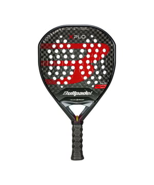 
Bullpadel XPLO 25 Jij wilde kracht, wij gaven je Energie. In 2024 lanceerden we ons krachtigste racket uit de geschiedenis. De evolutie van het spel in de afgelopen jaren heeft spelers en hun behoeften getransformeerd. Daarom hebben we ons aangepast om de boel op te schudden op het veld. Met deze nieuwe technologieën:  * GEOSHAPE: we introduceren het concept van explosieve kracht, met een geometrisch raamwerk. De sleutel ligt in het vermogen om de kracht die wordt gegenereerd door de beweging van de speler te maximaliseren door de balans van het racket en de verdeling van het gewicht langs de centrale as, waardoor het in een hogere positie wordt geplaatst en het gewicht naar het uiteinde van het blad wordt gebracht. De hoge balans vergroot het traagheidsmoment van het racket, wat zich vertaalt in een groter gemak voor het genereren van:  * AIR POWER. Met Air power zijn oppervlakteoptimalisatiewerkzaamheden uitgevoerd waarbij het met hetzelfde materiaal mogelijk is om het luchtstroomkanaal met 50% te vergroten. Dit zal alle structurele en aerodynamische voordelen die het luchtreactiekanaal biedt versterken, waardoor een aerodynamisch voordeel van 23,5% wordt verkregen.  * WAVE SYSTEM Met golftechnologie wordt een flexibeler frame bereikt dat helpt energie efficiënter en soepeler over te dragen vanaf de bovenkant van het racket. Door deze flexibiliteit zul je bij elke slag zien hoe het racket je helpt, bijvoorbeeld bij verdedigende schoten en bij lage snelheid, waarbij de flexie wordt bevorderd en een katapulteffect wordt bereikt, waarbij de speler minder kracht hoeft uit te oefenen bij zijn slagendd.  * SMART HOLES: Het nieuwe gatenontwerp in de XPLO creëert een centrale zone zonder te boren om de buiging van de zone te verminderen, waardoor de stijfheid en energieoverdracht in elke bal toenemen Gewicht: 365-375 GRS. SHAPE: Geometric BALANCE: Hoog PROFILE: 38MM Exterior: Xtend Carbon 12K Interior: Mulit-EVA Player: Expert