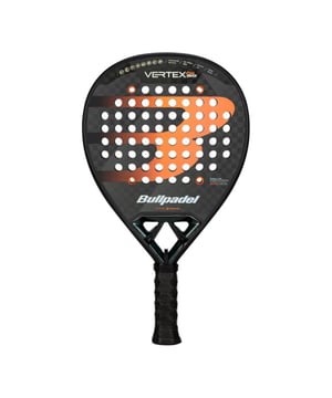 
Bullpadel Vertex 04 Hybrid 25 De Vertex 04 Control is een rond gevormd racket dat u maximale controle biedt, met een ruw Topspin-oppervlak. Het is ontworpen voor professionele of gevorderde spelers. Het beschikt over twee nieuwe concepten in het frame: * CURVAKTIV-systeem: de gedraaide structuur zorgt voor extra weerstand tegen torsie. Dankzij de verdraaiing van de vlakken kunnen we een gedeelte aan de zijkant van het variabele racket introduceren. We slagen erin om een ​​kleiner gedeelte te introduceren dan dat van het vertex04-frame, waardoor de stijfheid toeneemt, maar we slagen er ook in om het gedeelte over de lengte te verbreden, waardoor een meer uniforme overdracht van spanning door het hele racket wordt bereikt. Deze betere verdeling van trillingen en spanning wordt mede ondersteund door de combinatie van de CURVAKTIV met de AIR POWER.  * AIR POWER is de natuurlijke evolutie van het Air React Channel-systeem. Het is een kanaal dat we genereren via een hol stuk aan de onderkant van het racket. Dit holle stuk werkt beter dan een massief stuk omdat het uit minder materiaal bestaat en minder gevoelig is voor vervorming, waardoor de structuur sterker wordt. De buitenkern is gemaakt van Xtend Carbon 12K, de binnenkern van het nieuwe MultiEva-rubber en het CarbonTube-frame van 100% koolstofvezel. * Het nieuwe CustomWeight-halterplaatsysteem waarmee de balans van het racket kan worden aangepast aan de behoeften van elke speler.  * Hij beschikt over het Vibradrive-systeem voor het absorberen van trillingen, het nieuwe Vertex-hart.  * Daarnaast is hij voorzien van de innovatieve Hesacore-grip, die inspanning, trillingen en de kans op blessures vermindert. Gewicht: 365-375 GRS. SHAPE: Roundtable BALANCE: Laag PROFILE: 38MM Exterior: Xtend Carbon 12K Interior: Mulit-EVA Player: Expert POWER: 90%CONTROLE:100%