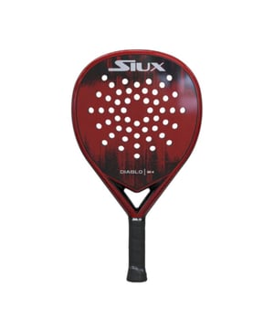 
Productinformatie: Type speler: Gevorderd Bladvorm: Hybride Gewicht: 365-380 gram De Siux Diablo 4 is een racket dat is ontworpen voor gevorderde padelspelers die zowel kracht als controle zoeken. Het hybride ontwerp maakt het veelzijdig, geschikt voor spelers die een dynamisch spel willen spelen, van technische slagen tot krachtige aanvallen. Met zijn koolstofvezel frame en EVA-kern biedt het racket uitstekende kracht, duurzaamheid en comfort. De medium tot hoge balans en de extra grip maken het ideaal voor zowel controle als kracht bij het slaan van de bal. Dit racket is een uitstekende keuze voor spelers die hun spel naar een hoger niveau willen tillen, vooral als ze op zoek zijn naar balans tussen offensieve en defensieve slagen.