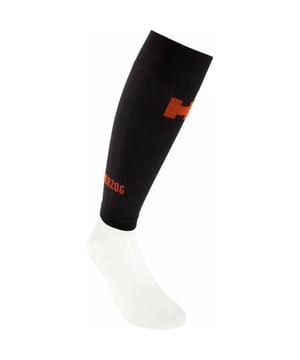 
De HERZOG Compressietubes Pro Size IV Long voor heren worden door specialisten beschouwd als de beste tubes voor hardlopers en marathonlopers. Deze compressietubes zijn speciaal ontworpen om blessures te voorkomen en de prestaties te verbeteren. Met dezelfde eigenschappen als de populaire Herzog Socks, maar zonder voet aan de kous, bieden de Herzog Tubes - Pro de perfecte compressie en ondersteuning voor vermoeide en pijnlijke kuiten.

De Herzog compressietubes zijn een begrip in zowel de medische wereld als de sportwereld en worden gezien als de absolute top op het gebied van compressiekousen. De unieke eigenschappen van de Herzog Tubes - Pro maken ze ideaal voor het verlichten van zware, opgezwollen en vermoeide kuiten tijdens het wandelen, werken of bij blessures zoals shin splints, verkrampingen en bloeduitstortingen. Daarnaast helpen ze ook bij het voorkomen en verminderen van zwellingen en spataderen.

Met de laagste prijsgarantie zijn de Herzog Tubes - Pro nergens goedkoper te