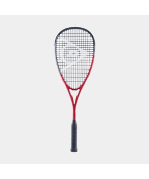 
Plezier en de overhand in het spel worden met elkaar verweven als u kiest voor de DUNLOP Tristorm Graphite Squash Racket voor heren. Dit is een racket dat niet alleen de aandacht trekt met zijn opvallende rode en veelkleurige design, maar een keuze die u een langdurige en ongeëvenaarde spelervaring biedt. De DUNLOP Tristorm Graphite Squash Racket is ontworpen met het oog op uw voordelen. Het stelt u in staat om soepel te bewegen en snel te reageren op elke bal, waardoor uw spel aanzienlijk wordt verbeterd. Dit komt door de lichtgewicht constructie, die snellere slingering en grotere nauwkeurigheid biedt, ongeacht uw speelstijl. Deze squashracket biedt ook een verhoogde racketsnelheid, wat resulteert in krachtige slagen en een fenomenale spelcontrole. Dit high-performance squashracket van DUNLOP heeft enkele van de meest indrukwekkende eigenschappen. Het is uitgerust met geavanceerde Graphite-technologie die bijdraagt aan de duurzaamheid en stabiliteit van het racket, wat betekent dat u