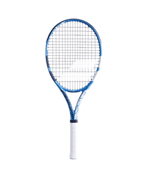 
De Babolat Evo Drive Lite Tennisracket voor volwassenenÂ is een prestatieracket gefocust op power en comfort terwijl je heerlijk van het spel geniet, maar dan licht van gewicht. Het gewicht van slechts 255 gram zorgt ervoor dat het racket een zeer wendbaar gewicht heeft met veel power. Dankzij het nieuwe 16x17 snarenpatroon beschik je over power zonder dat je hier moeite voor hoeft te doen. Daarnaast hoef je met een bladgrootte van 671 cmÂ² niet bang te zijn dat je de bal verkeerd raakt. Dankzij deze bladgrootte in combinatie met de EVO Drive technologie beschik je ook over krachtige slagen wanneer deze niet gecentreerd zijn. Verder beschikt het racket over een uitstekend gevoel dankzij de SWX Evo Feel technologie. Dit is een dun laagje van dempend materiaal dat ervoor zorgt dat trillingen en schokken worden geabsorbeerd. Kortom een perfecte combinatie van power en comfort. <p> </p> <b>Specificaties:</b> <table cellpadding="2" cellspacing="0" border="1" style="width: 100%; border-collapse: collapse;"> <tbody> <tr> <td> <div> Materiaal </div> </td> <td> Grafiet </td> </tr> <tr> <td> <div> Bladgrootte </div> </td> <td> 670 cmÂ² </td> </tr> <tr> <td> Snarenpatroon </td> <td> 16 x 17 </td> </tr> <tr> <td> <div> Gewicht zonder snaren </div> </td> <td> <div> 255 g </div> </td> </tr> <tr> <td> Lengte </td> <td> 68,5 cm </td> </tr> <tr> <td> Balanspunt </td> <td> 320 mm </td> </tr> </tbody> </table>