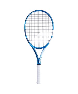 
Het Babolat EVO Drive racket is een tennisracket voor volwassenen. Geniet je van de tennisuitdaging om jezelf te verbeteren? Check het EVO Drive. Of je nu plezier wilt maken met vrienden of kijken hoever je met je spel kan geraken (waarom niet allebei?!), biedt deze prestatieracket gemakkelijke power en comfort terwijl je van het spel geniet en je volle potentieel behaalt. <p> </p> <b>Easy Power</b><br> Babolat heeft deze racket nÃ³g beter gemaakt voor jou en een nieuw concept ontwikkeld dat ze power zonder moeite noemen. Dankzij de nieuwe compositie, het splinternieuw 16/17 besnaringspatroon en de bladgrootte van 670 cmÂ² garanderen ze je dat het nooit gemakkelijker was om een krachtige bal te slaan. <p> </p> <b>Comfort</b><br> Haat je die trillingen in je arm, of dat onaangename geluid wanneer je de bal raakt? Probleem opgelost! Babolat wilt dat je dit nieuwe, zachtere gevoel bij elke slag van deze racket ervaart, dankzij de SWX EVO Feel-technologie: een dun laagje van hoogdempend visco-elastisch materiaal dat trillingen en schokken tijdens de impact absorbeert. <p> </p> <b>Toegeeflijkheid</b><br> Komaan! Geef toe dat het soms frustrerend is om de bal te raken met het kader van je racket. Wat je nodig hebt is een beetje meer ruimte tussen je snaren en een groter racketblad. Zo heeft Babolat EVO DRIVE ontwikkeld: om je te laten stralen met krachtige slagen, zelfs als ze niet gecentreerd zijn. <ul> <li>De geavanceerde SMAC-technologie met toegenomen dempingseigenschappen wordt in de luchtvaartsector gebruikt en wordt op drie sleutelplaatsen van het racket geplaatst voor verbluffend comfort bij elke slag</li> <li>Ellipsvormige kaderstructuur met optimale weerstand en algemene stijfheid voor fenomenale power</li> <li>Het eerste en meest doeltreffende interactiesysteem tussen kader en besnaring die een langere contacttijd tussen bal en besnaring biedt voor grotere controle en comfort</li> </ul> <p> </p> <b>Specificaties:</b> <table cellpadding="2" cellspacing="0" border="1" style="width: 100%; border-collapse: collapse;"> <tbody> <tr> <td> Bladgrootte </td> <td> <div> 670 cmÂ² </div> </td> </tr> <tr> <td> Gewicht (niet bespannen) </td> <td> 270 grÂ  </td> </tr> <tr> <td> Samenstelling </td> <td> Grafiet </td> </tr> <tr> <td> Lengte </td> <td> 68.5 cm </td> </tr> <tr> <td> Balanspunt </td> <td> 320 mm </td> </tr> <tr> <td> Type Style </td> <td> Power en Comfort </td> </tr> </tbody> </table>