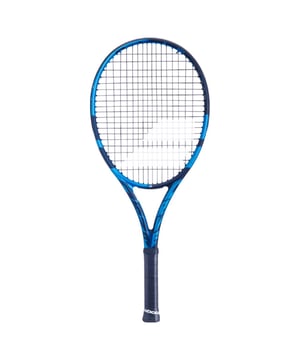 
De Babolat Pure Drive Junior 26 is een racket uit de Pure Drive serie van Babolat en gebruikt precies hetzelfde design als de senioren rackets. Het racket is perfect voor spelers die een balans zoeken tussen power, explosiviteit en controle. Het tennisracket voor kinderen is gemaakt van Graphite en het frame biedt optimale weerstand en algemene stijfheid. De Pure Drive serie staat bekend om de kracht die het racket geeft. Het racket heeft een lengte van 66 cm waarmee het geschikt is voor kinderen van 12 tot 13 jaar met een lichaamslengte van 140-150 cm. Het racket weegt slechts 250 gram, wat een ideaal gewicht is voor kinderen van deze leeftijd. Het is een geschikt racket voor jeugdige spelers die al enkele jaren tenniservaring hebben. <p> </p> <b>Specificaties:</b> <table cellpadding="2" cellspacing="0" border="1" style="width: 100%; border-collapse: collapse;"> <tbody> <tr> <td> Materiaal </td> <td> Grafiet </td> </tr> <tr> <td> Bladgrootte </td> <td> 645 cmÂ² </td> </tr> <tr> <td> Snarenpatroon </td> <td> 16 x 19 </td> </tr> <tr> <td> Gewicht zonder snaren </td> <td> 250 g </td> </tr> <tr> <td> Lengte </td> <td> 66,0 cm </td> </tr> <tr> <td> Balanspunt </td> <td> 325 mm </td> </tr> <tr> <td> Type Racket </td> <td> Controle/Power </td> </tr> <tr> <td> Type Speler </td> <td> Competitie </td> </tr> </tbody> </table>