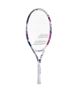 
Introductie: Het Babolat B Fly 23 S CV tennisracket voor meisjes is een perfecte keuze voor jonge spelers die hun vaardigheden op de tennisbaan willen verbeteren. Met een stoer en eigentijds zwart design is dit racket niet alleen functioneel, maar ziet het er ook nog eens fantastisch uit. Voordelen: Dit tennisracket is speciaal ontworpen voor meisjes en is licht van gewicht, waardoor het gemakkelijk te hanteren is. De B Fly 23 S CV is gemaakt van hoogwaardige materialen die zorgen voor een optimale balans tussen kracht en controle. Met dit racket kunnen jonge speelsters hun techniek verbeteren en hun spel naar een hoger niveau tillen. Belangrijkste kenmerken: Het Babolat B Fly 23 S CV tennisracket heeft een comfortabele grip en een uitstekende speelbaarheid dankzij de geavanceerde Carbon Veil technologie. Dit racket biedt spelers de mogelijkheid om hun slagen nauwkeuriger en krachtiger te maken, waardoor ze meer controle hebben over de bal. Daarnaast is de B Fly 23 S CV duurzaam en