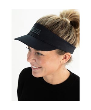
Sjeng Sports introduceert met trots de Women Cap, de perfecte accessoire voor alle tennisliefhebbers. Deze elegante marineblauwe hoed is ontworpen met zowel stijl als functionaliteit in gedachten. De Women Cap biedt vele voordelen voor de moderne tennisster. Allereerst beschermt de hoed het gezicht en de ogen tegen de felle zonnestralen tijdens het spelen. Zo blijft de focus volledig op het spel, zonder dat verblinding de prestaties beïnvloedt. Daarnaast zorgt het ademende materiaal voor een comfortabele pasvorm, zodat de hoed de hele dag gedragen kan worden zonder irritatie. De belangrijkste kenmerken van de Women Cap zijn onder andere het verstelbare bandje aan de achterkant, waardoor de maat eenvoudig kan worden aangepast voor een perfecte pasvorm. De stevige klep beschermt niet alleen tegen de zon, maar biedt ook een modieuze look. Het marineblauwe ontwerp met het minimalistische Sjeng Sports logo voegt een vleugje sportieve elegantie toe aan elke tennisoutfit. Kortom, de Sjeng