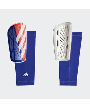 
De Adidas Tiro SG LGE scheenbeschermers voor heren in de kleur rood zijn ontworpen om jou de perfecte mix van comfort, stabiliteit, bescherming en ademend vermogen te bieden tijdens het sporten. 

Het anatomische ontwerp van de scheenbeschermers zorgt ervoor dat ze de natuurlijke contouren van je onderbeen volgen, waardoor ze perfect aansluiten op jouw lichaam. Dit zorgt niet alleen voor een verbeterde pasvorm, maar ook voor extra comfort en bescherming. 

De bevestiging en stabiliteit van de scheenbeschermers zorgen ervoor dat ze stevig op hun plaats blijven zitten en niet verschuiven tijdens het spel. Hierdoor minimaliseer je de beweging en verbeter je jouw bewegingsvrijheid en prestaties op het veld.

Daarnaast helpen de scheenbeschermers de impact te verspreiden en bieden ze verbeterd ademend vermogen. Het geperforeerde EVA-foam aan de binnenkant zorgt voor ventilatie, waardoor je benen koel en droog blijven terwijl ze beschermd worden tegen stoten en schokken.

De materiaalkeuze,
