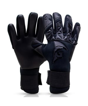 
De Gladiator Sports Pango is de nieuwste ontwikkeling binnen de stomachtige opmars van Gladiator Sports. Deze handschoen maakt het mogelijk om voor minder dan € 60,- een neoprene handschoen te kunnen dragen, full negative uitgevoerd met de compleet nieuwe 4 mm G-tec Control 22W latex. De Gladiator Sports Pango is er vanaf maat 4, dus ook de junior keepers kunnen kennis maken met deze nieuwe handschoen. Zoals gezegd beschikt de Gladiator Sports Pango over 4 mm G-tec Control 22W latex waardoor hij fantastische grip heeft en ook nog eens behoorlijk duurzaam is. De Gladiator Sports Pango beschikt over de volgende eigenschappen: Palm : 4 mm G-tec Control 22W latex plus 4 mm of backing foam for exceptional grip Palmcut : negative cut with wrapped thumb Backhand : comfortable neoprene with silicone injected logo and 4 mm of German G-tec latex on the schockzone Finger Support : not available for this gloves Wrist Closure : 20 cm long elastic strap Grip dry conditions : 5 stars Grip wet conditions : 4 stars Durability : 4 stars Sizes: Available 4 – 11