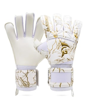 
De Gladiator Sports Rodu is de nieuwste ontwikkeling van Gladiator Sports. Hij beschikt over Hybrid Cut waardoor de Gladiator Sports Rodu qua pasvorm ontzettend gewilde handschoen is. Dit in combinatie met verwijderbare fingersafe maakt het een heel vaak gekozen handschoen. Daarnaast beschikt de Gladiator Sports Rodu over G-tec grip latex waardoor je een uitstekende grip hebt, alleen met gebruik op kunstgras kan er sneller slijtage optreden. Hij beschikt over de volgende eigenschappen: Palm: 4 mm G-tec Control 22W latex plus 4 mm of backing foam for exceptional grip Palmcut: Hybrid cut with wrapped thumb Backhand: 4 mm DB latex plus 5 mm comfortable backing foam on the shock Support: 5 removable spines for extra finger support. Wrist Closure: 6 cm wide wristband with window for name printing